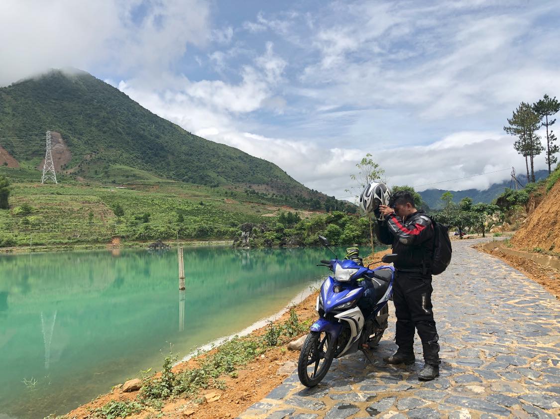 Mr. Tam rides a motorbike in Than Uyen town - Lai Chau.  Photo: Tran Thuong Tam
