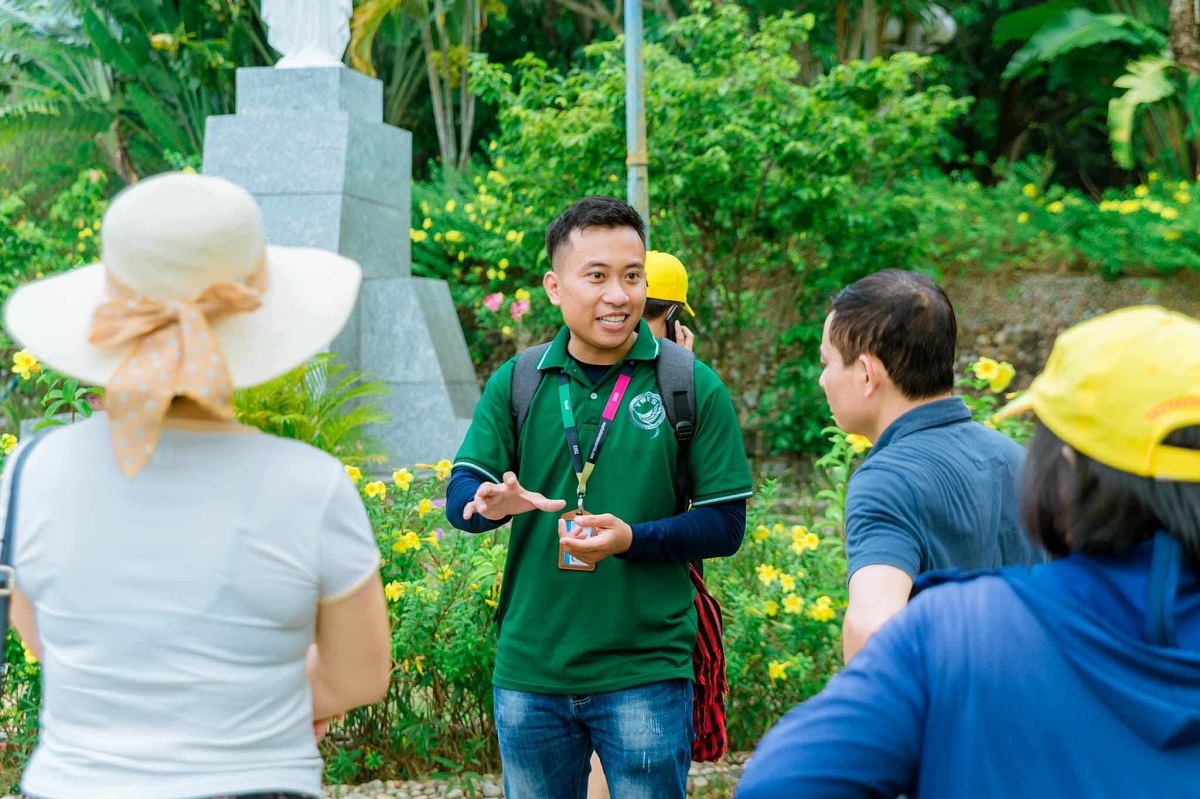 Tour guide is Le Hong Phuoc's main job.  Photo: Provided by the character