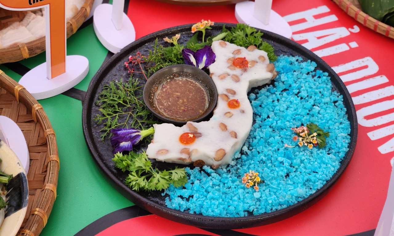 Hai Duong's specialty bean dumpling cake is shaped like an S-shaped map. Photo: Bich Phuong