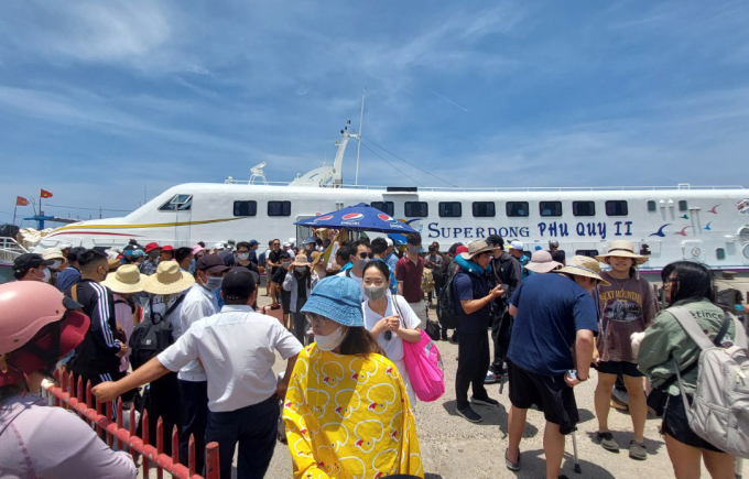 Tourists arriving by boat at Phu Quy island port on the morning of April 30, 2023.  Photo: Vi Chau