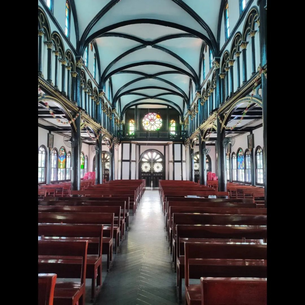 Inside the church.  Photo: rh.phil
