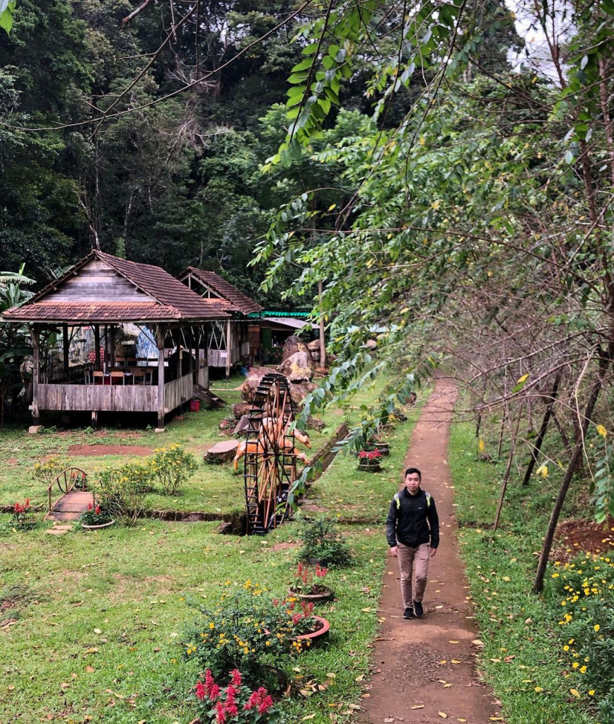 Road to the waterfall.  Photo: andypham1303