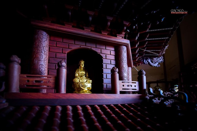 Buddha statues appear throughout the temple.  Photo: Enlightenment Newspaper.