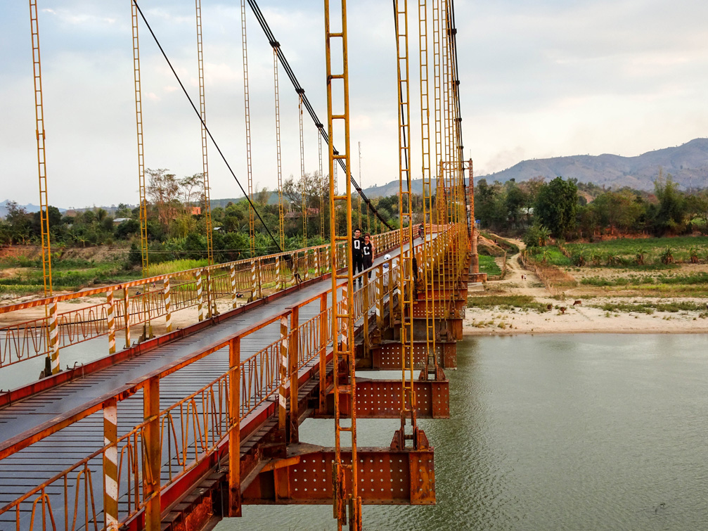 Kon Klor suspension bridge stands out in red and gold.  Photo: kontum.gov.vn