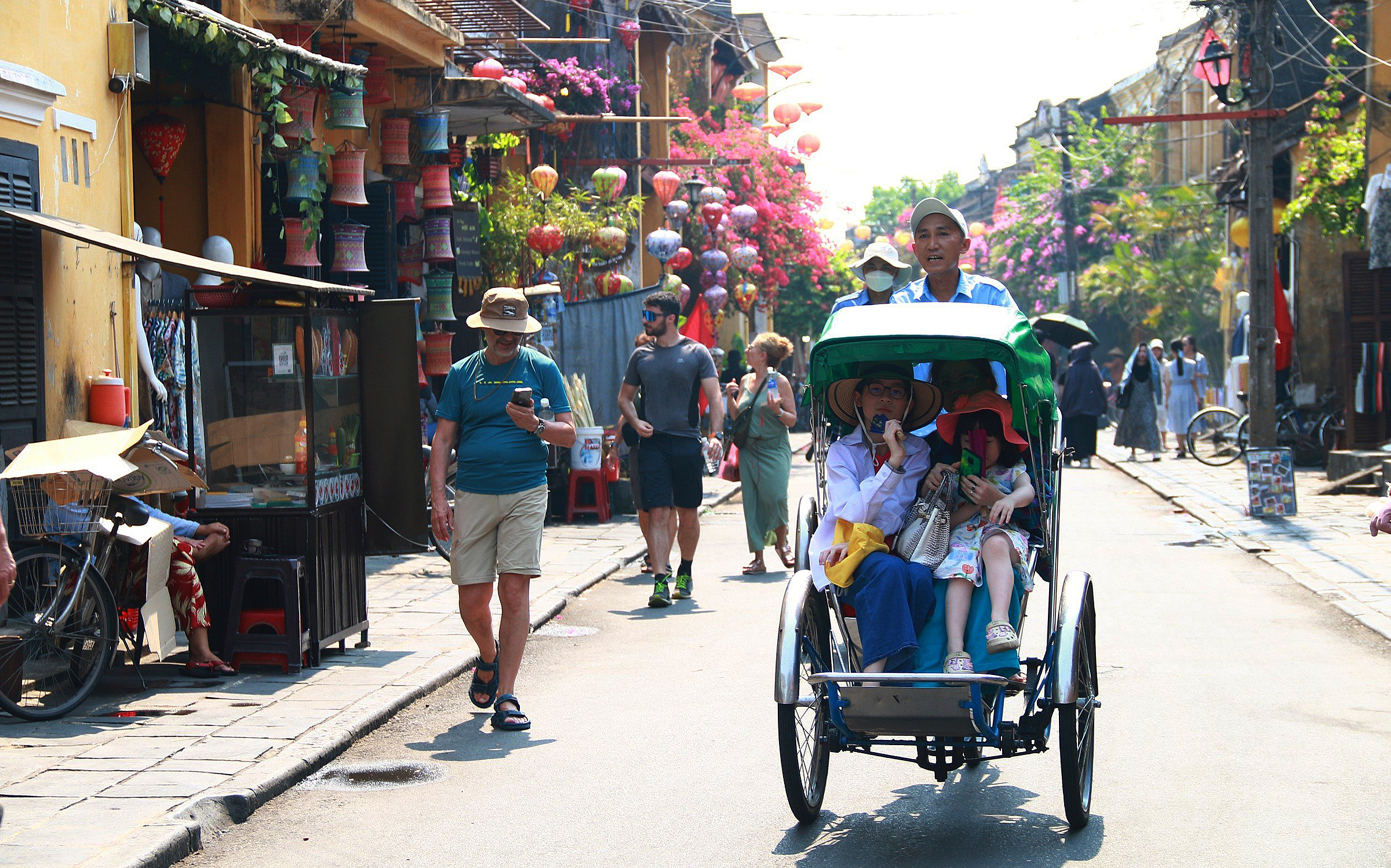 The weather is hot, so few visitors visit Hoi An ancient town during the day. Photo: Dac Thanh