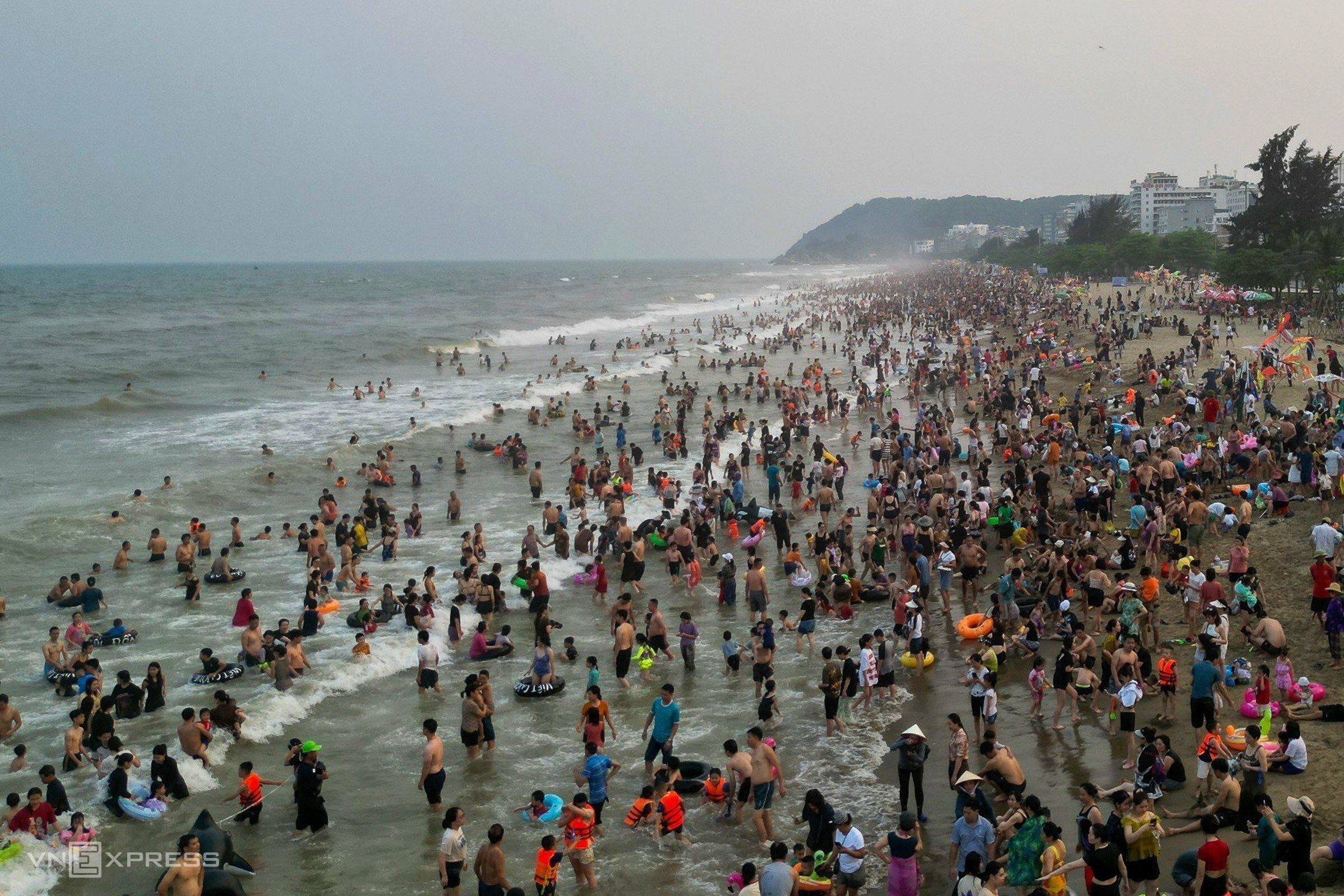 Guests swim at Sam Son beach, Thanh Hoa. Photo: Le Hoang