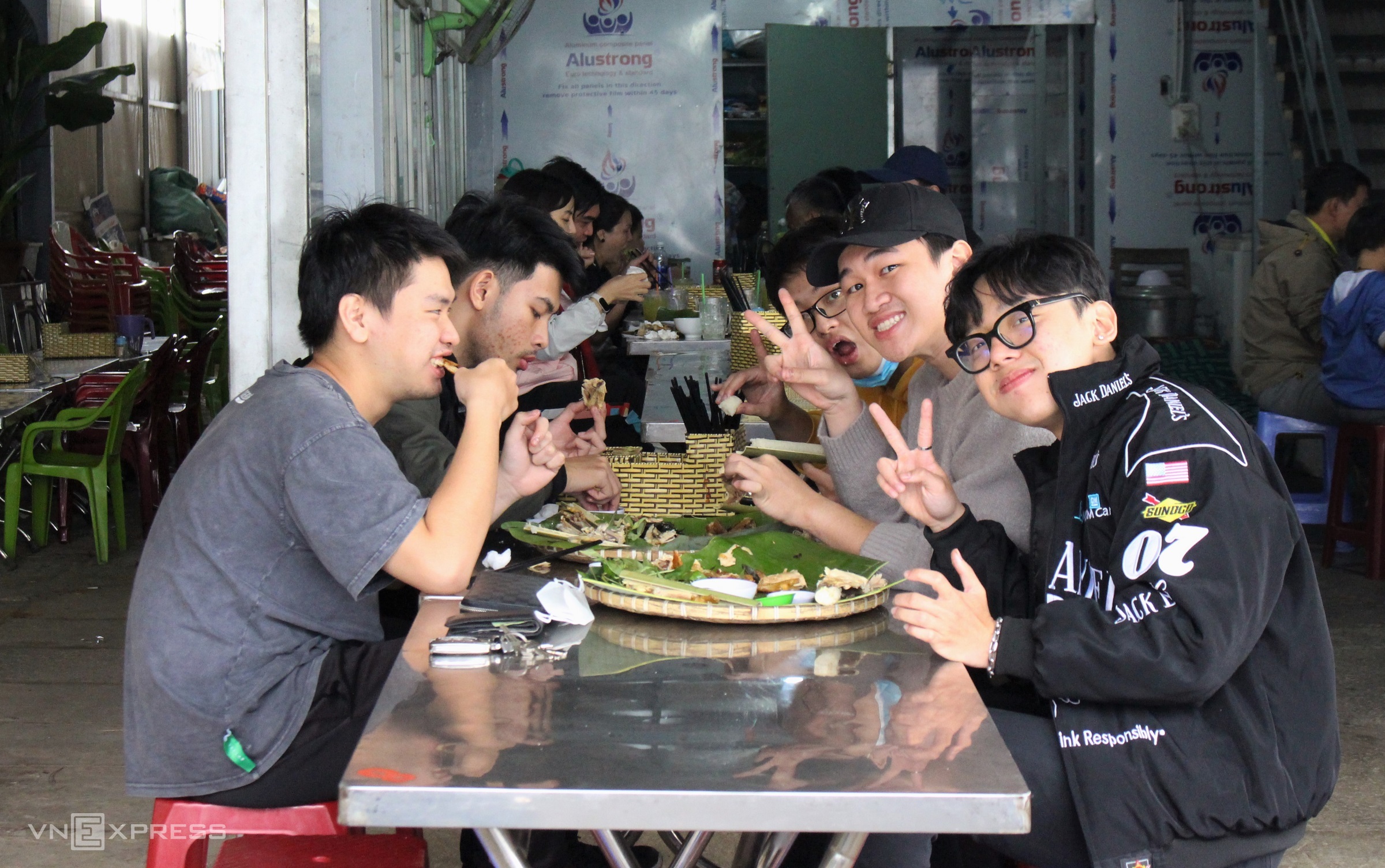 A group of 5 people ordered 2 grilled chicken dishes, satisfied with a Central Highlands-style lunch.  Photo: Huynh Nhi