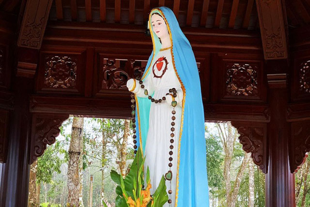 The area of ​​the statue of Our Lady of Mang Den is a famous place in Kon Plong district, Kon Tum province. Many people also call this the statue of Our Lady with One Hand, a unique detail that makes the statue almost unique. Photo: Binh Huynh.