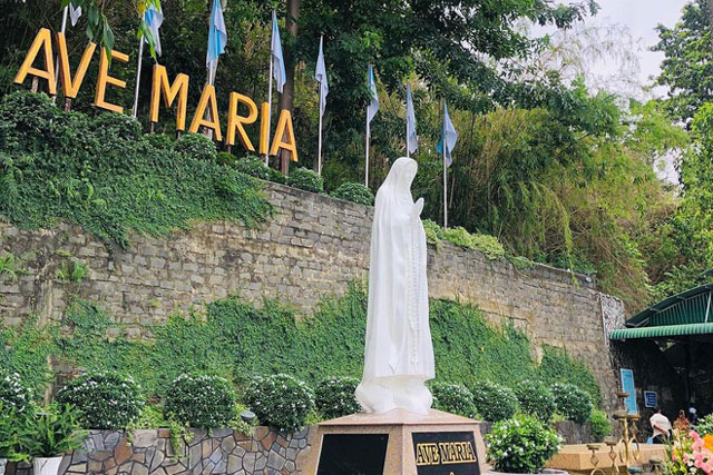 The statue of Our Lady of Ta Pao is located on Ta Pao mountain in Dong Kho commune, Tanh Linh district, Binh Thuan province.  According to the Ta Pao Marian Center information page, the statue is cast in white cement, 3 m high, placed on a 2 m high pedestal.  Photo: Hoang Nam.
