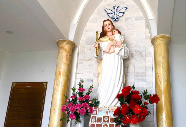 Tra Kieu Marian Center is located in Duy Xuyen district, Quang Nam province. The statue of Our Lady of Tra Kieu here has a bare head, hair hanging down to one side, one hand holding the Baby Jesus, the other holding a scepter... Photo: Thanh Thao Tran Ngoc.