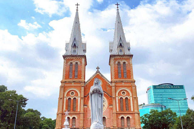 According to the information page of the Archdiocese of Ho Chi Minh City, the statue of Our Lady of Peace in front of Notre Dame Cathedral is carved from white Carrara marble from Italy. Since 1959, the statue has been placed in the position it is today. Photo: Nguyen Hong Ngoc.