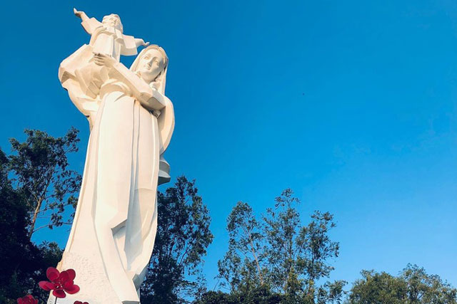 The statue of Our Lady of Bai Dau was built on the western slope of Big Mountain in Vung Tau.  According to the information page of Ba Ria Diocese, the monument is 32 m high, placed at an altitude of 60 m above sea level, depicting the image of the Mother of God holding up the Baby Jesus, facing the sea.  Photo: Garmonizacia