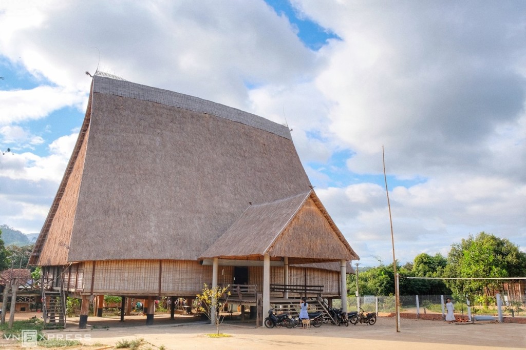 The communal house is more than 320 square meters wide and 20 meters high, larger than the size of the Kon Klor communal house (Kon Tum), which previously held the record for the largest in the Central Highlands.
