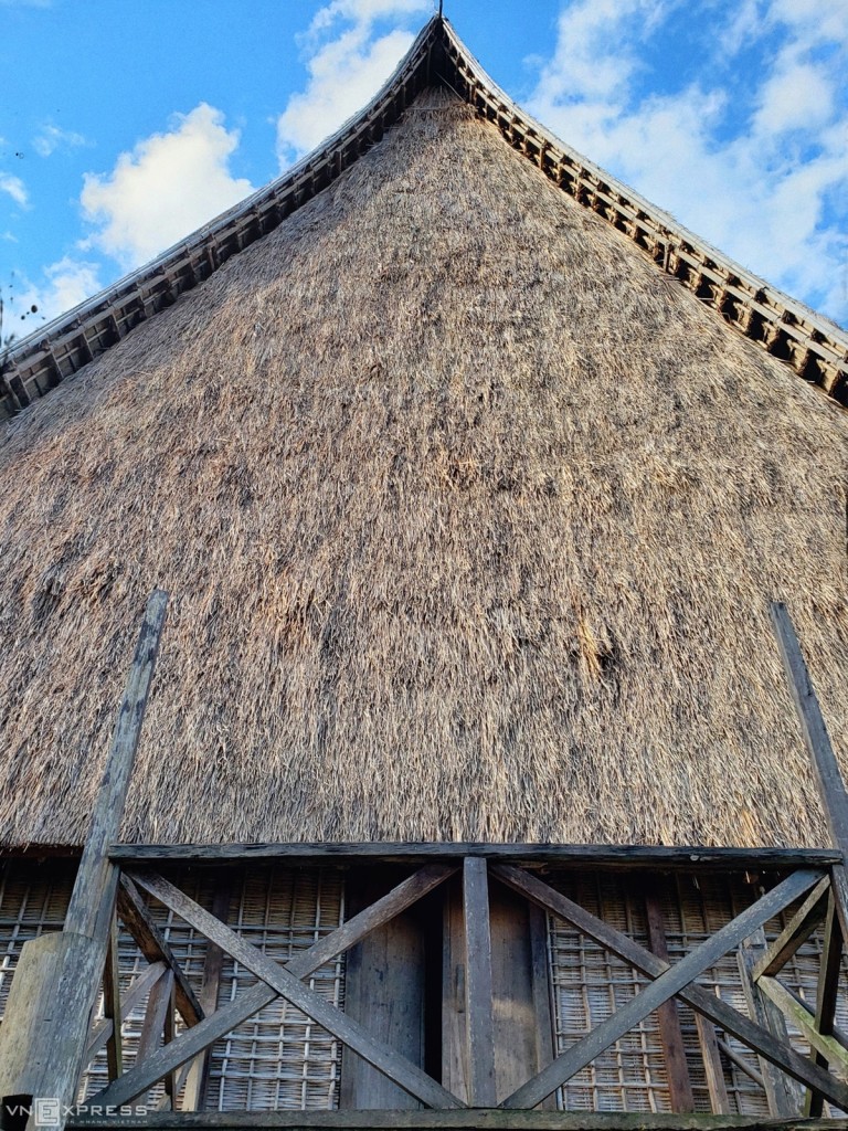 This is the new communal house of Kon So Lăl village, replacing the old one that burned down due to lightning strike in 2015. To complete this project, it took all Kon So Lăl villagers 2 years to prepare materials. materials along with about 4,000 construction days.  By July 2017, the communal house with the name of the village was completed and put into use.  Wood, bamboo, thatched roofs... were entirely contributed by the villagers.  The communal house has no rafters, the house frame is tied with rattan and bamboo.  The roof is up to 20cm thick and fits together like a giant axe.  The inner roof is only crisscrossed with many trees and bamboo but is still very sturdy and solid.  This job is often assigned to brave young men in the village who are not afraid of heights.  The special thing is that there is no need for any design drawings, the village elders use their eyes to approximate based on the principle of symmetry and use a string to measure and mark the location.