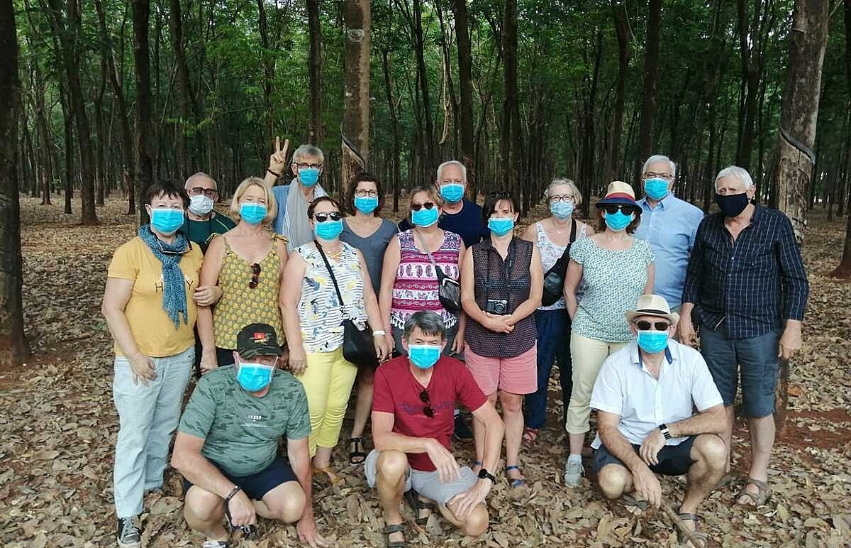 The French delegation had to visit the rubber forest unplanned on the way from Dak Lak to Ho Chi Minh City on March 17 after being refused by Kon Tum.  Photo: CMQ 