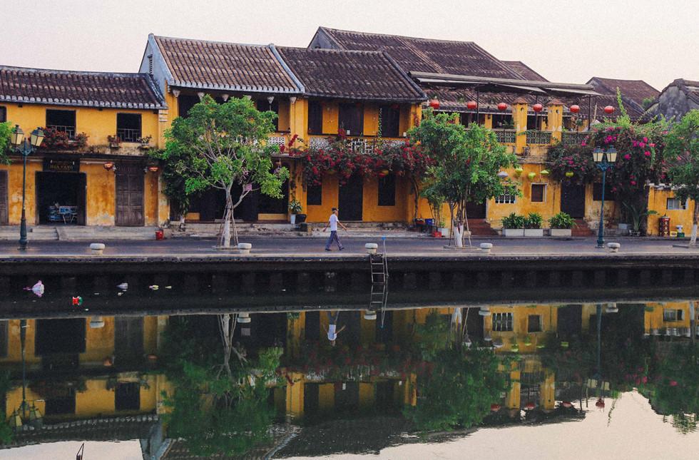 See the strangely simple Hoi An ancient town at dawn - photo 3