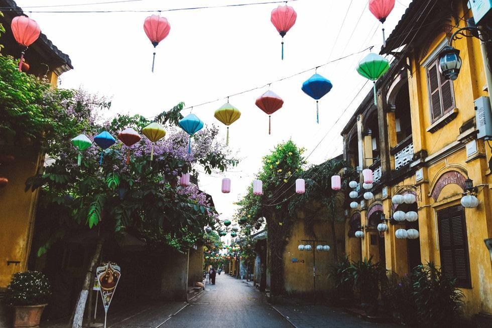 See the strangely simple Hoi An ancient town at dawn - photo 5