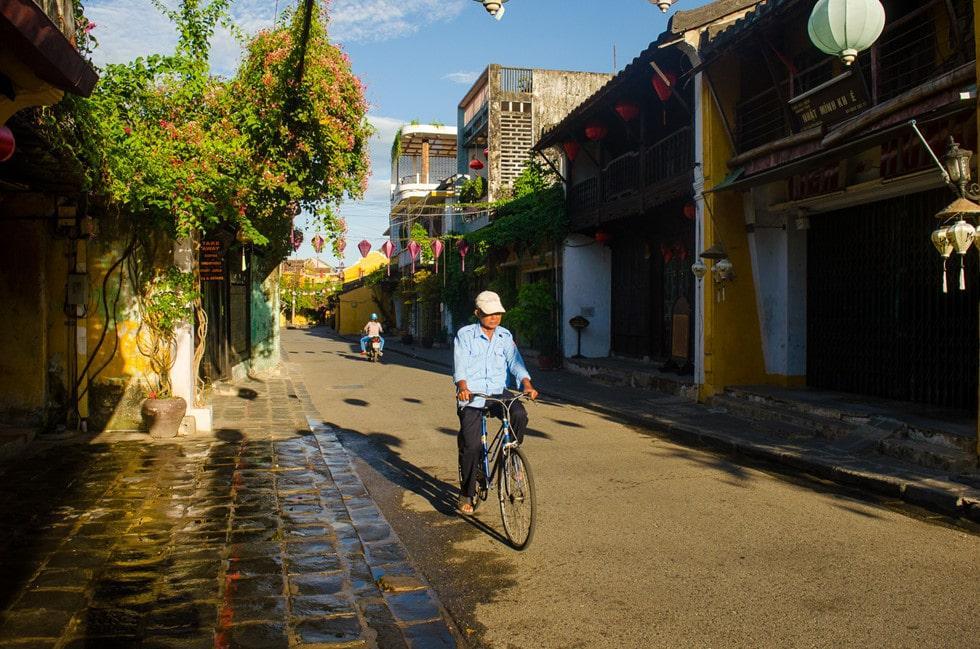 See the strangely simple Hoi An ancient town at dawn - photo 7