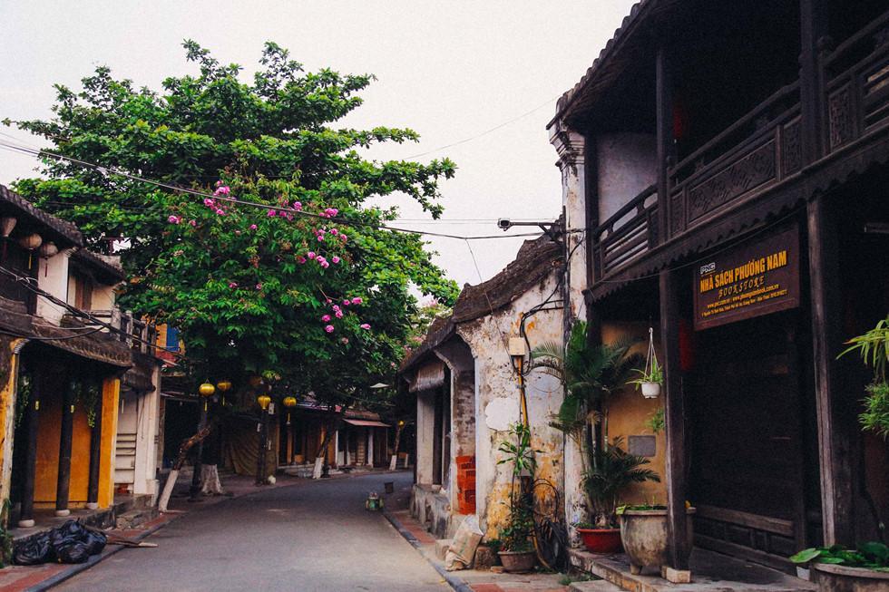 See the strangely simple Hoi An ancient town at dawn - photo 9