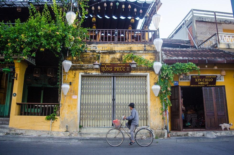 See the strangely simple Hoi An ancient town at dawn - photo 10