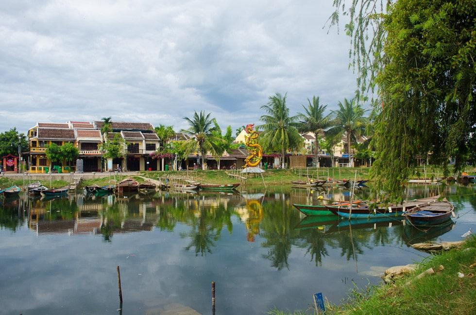 See the strangely simple Hoi An ancient town at dawn - photo 15