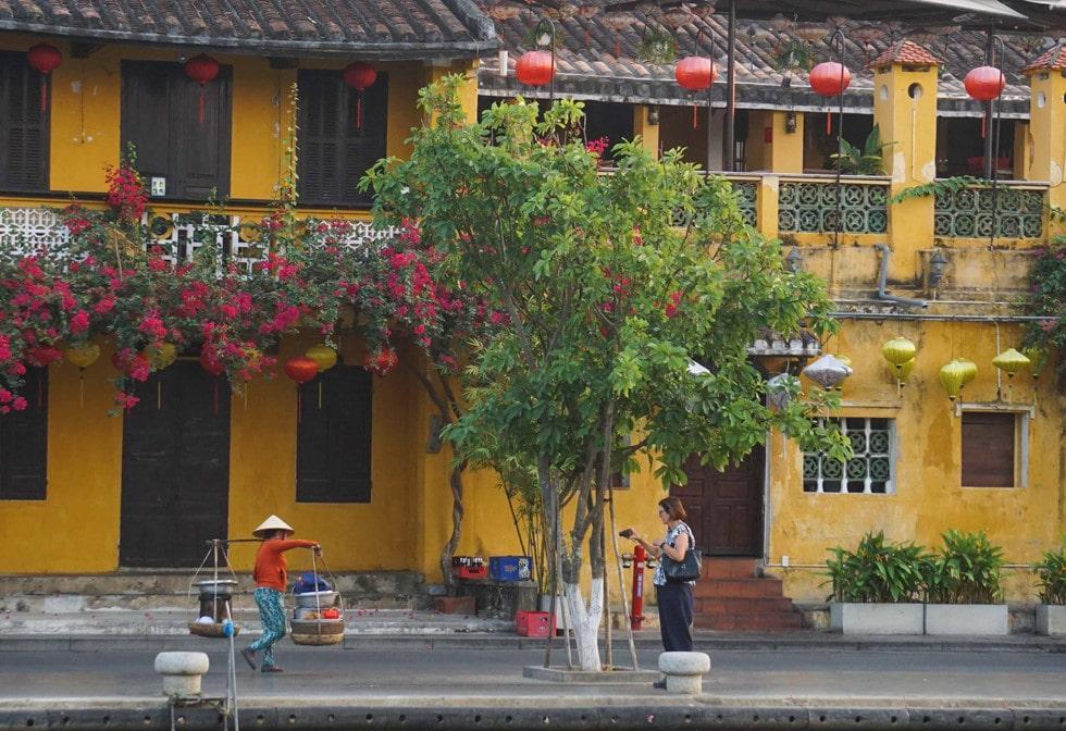 See the strangely simple Hoi An ancient town at dawn - photo 18