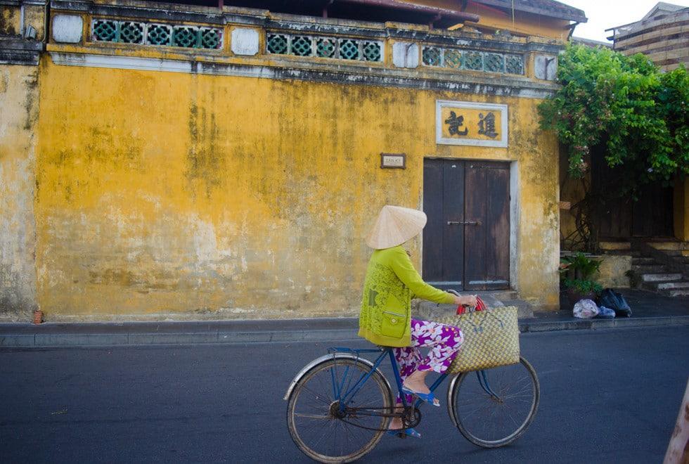 See the strangely simple Hoi An ancient town at dawn - photo 21