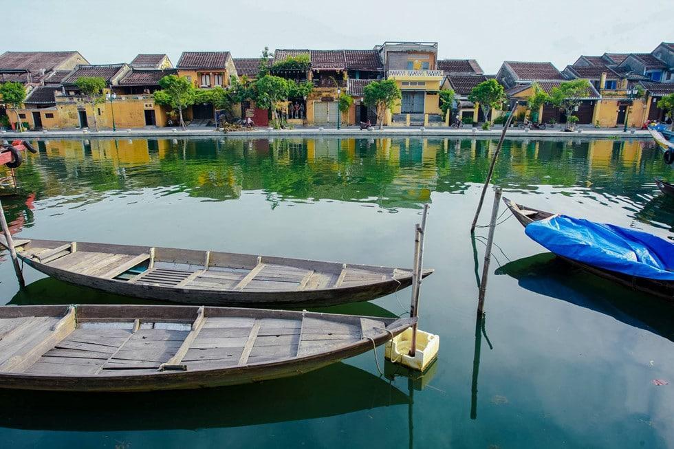 See the strangely simple Hoi An ancient town at dawn - photo 23
