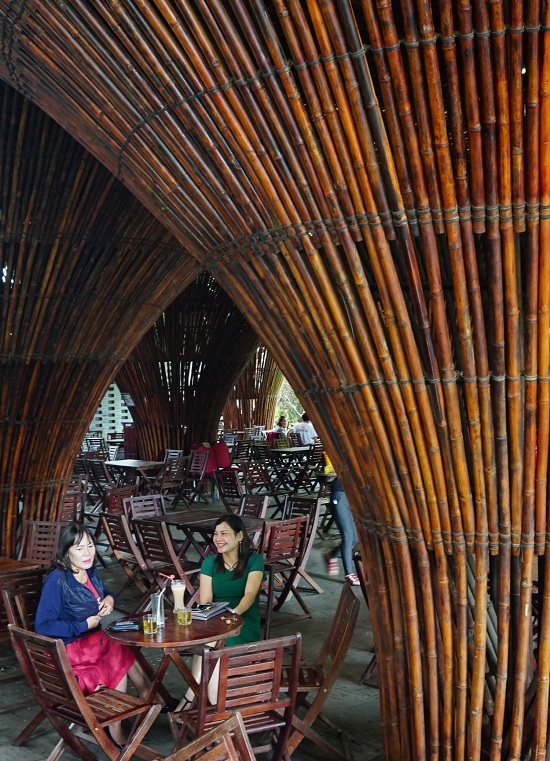 On an area of ​​500 m2, the shop is formed from 15 inverted cone-shaped bamboo clusters over 3 meters high, inspired by the fish traps of Vietnamese people.