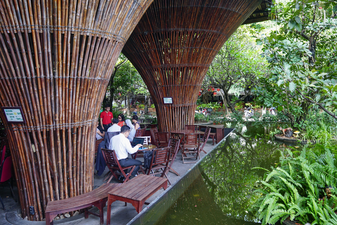 Surrounding the coffee drinking space on three sides is an artificial lake. The main door faces the cool breeze blowing in from the Dak Bla River, so inside there is almost no need to use air conditioning.