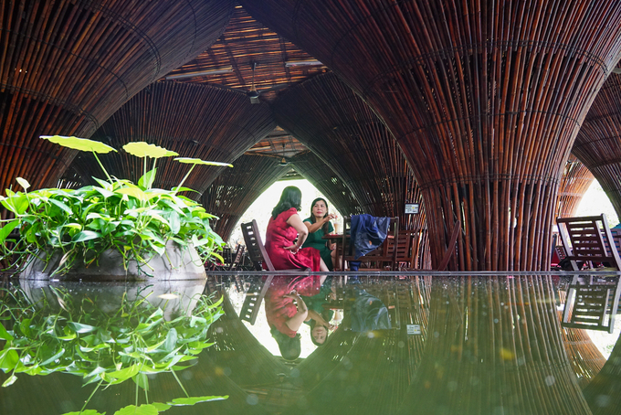 These "fish trap" Giant bamboo reflecting on the water makes the restaurant space even more lively. "I often come here to drink coffee on my lunch break. The restaurant's architecture is beautiful and unique, feeling both classic and modern. If you want to find an airy, cool place thanks to the wind, this place is a good choice"Ms. Mai Hoa (Kon Tum City) shared.