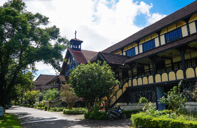 The bishop's palace stretches 100 meters long and has three floors. The first floor is built of brick and concrete, while the two upper floors are wooden frame structures with tiled roofs.