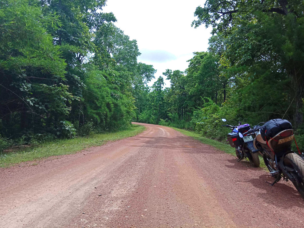 However, after the asphalt section, the road is now red dirt and gravel, forcing us to drive very carefully.