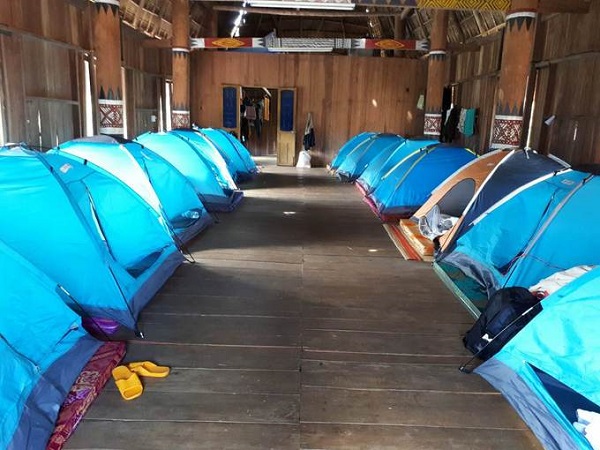 If you want to stay in the Rong house to experience the cold night air of Mang Den, the resort also has a tent rental service that can sleep two people per tent, priced at 120,000 VND per night.