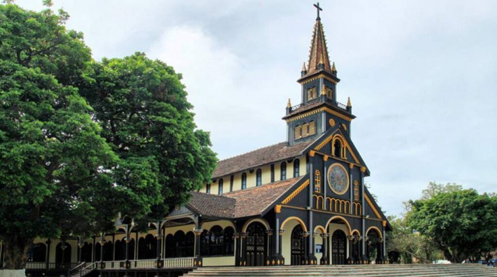 Come to Kon Tum to explore the 100-year-old wooden church