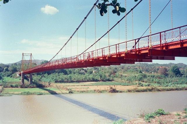 Coming to the Central Highlands, don't forget to check in with the suspension bridge 