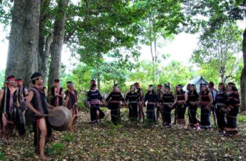 Foreign tourists with Kon Tum gong culture