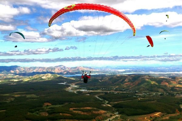 Paragliding sport in Kon Tum: Potential for tourism development
