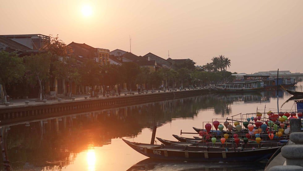 Peace penetrates deep into the souls of many people when coming to Hoi An early in the morning /// HUY DAT