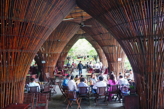 Built in early 2013, the coffee shop on Bach Dang Street (Kon Tum City, Kon Tum Province) is located right next to Dak Bla bridge. The restaurant was selected by architects and more than 300,000 readers of ArchDaily magazine as one of the top 5 most beautiful architectural works of the year.
