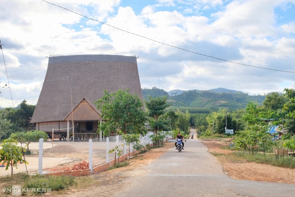 Located in the Northeast of Gia Lai province, Ha Tay commune, Chu Pah district is one of the most culturally rich lands, still preserving many traditional communal houses.  Among them is the largest communal house in Kon So Lăl village in the Central Highlands today.  This place is more than 50km from Pleiku city center, close to Kon Tum province
