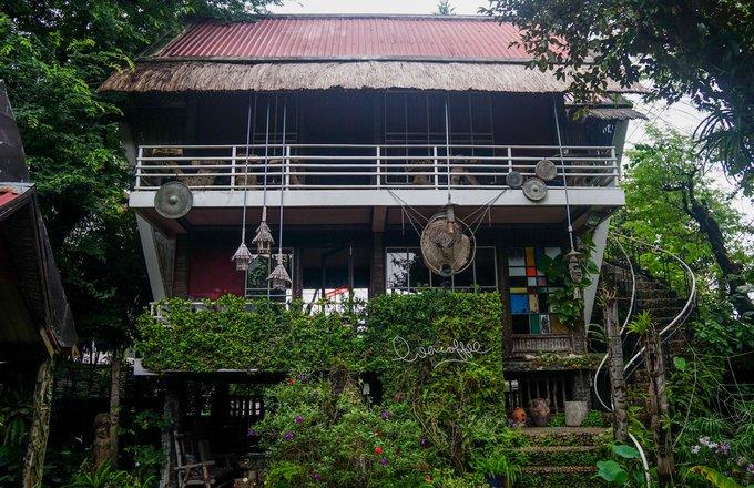 For many years, the coffee shop on Phan Chu Trinh street bearing the culture of the Central Highlands ethnic groups has been a regular destination for tourists coming to Kon Tum city (Kon Tum province).