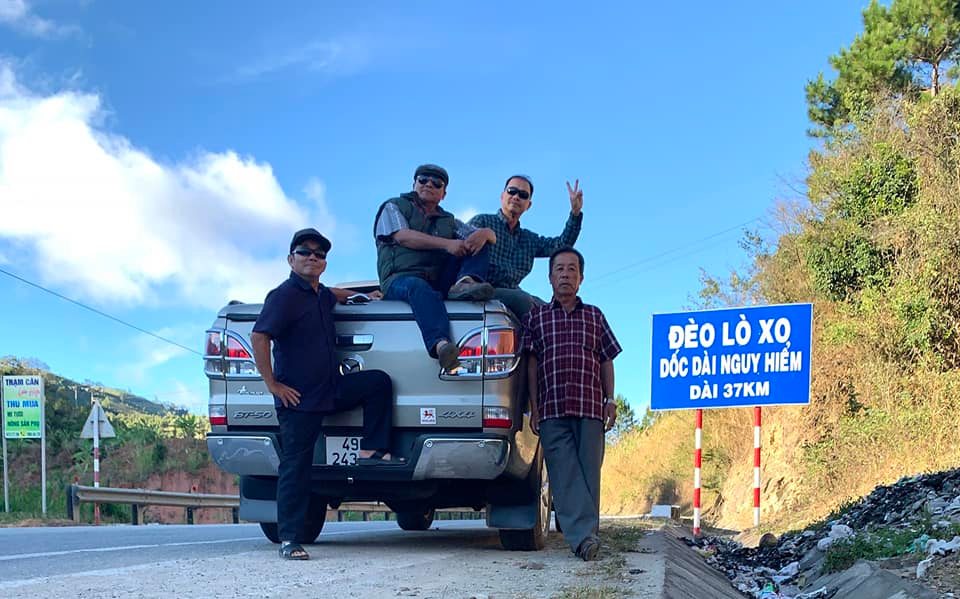 4 members took a commemorative photo on Lo Xo Pass, Kon Tum on February 5.