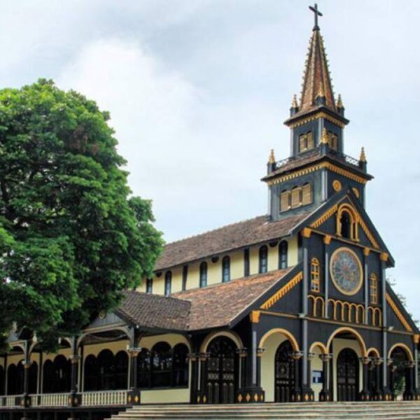 Come to Kon Tum to explore the 100-year-old wooden church